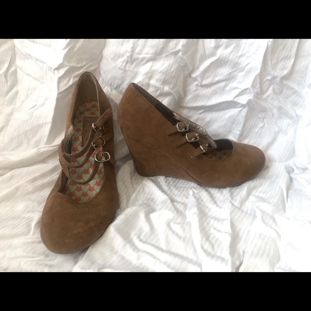 2 for $20 🎉 Cute and comfy summer wedges